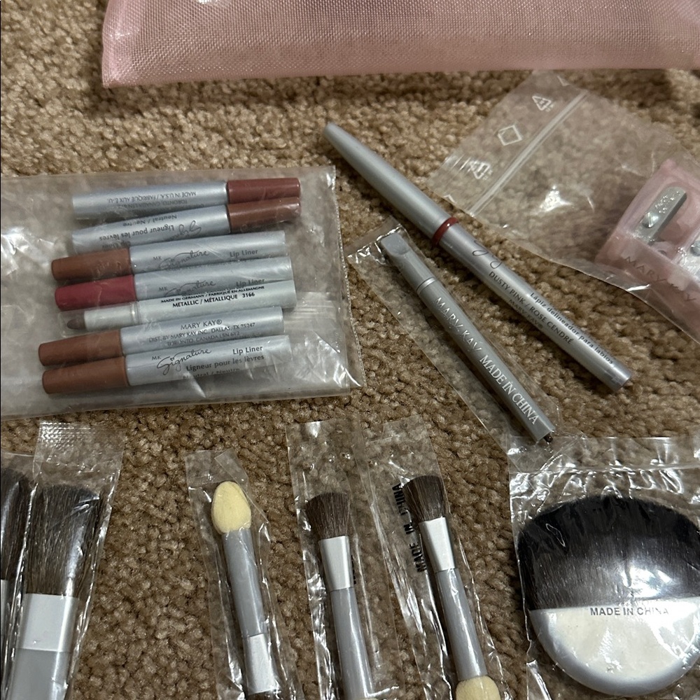 Mary Kay Signature Collection of brushes and liners - Picture 6 of 6